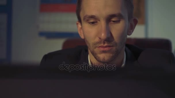 Unavený podnikatel práci s notebookem a mají bolesti hlavy v kanceláři 4k — Stock video