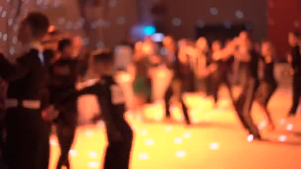 4 k yarışmalarda balo dansları dans dansçılar arka plan bulanık — Stok video