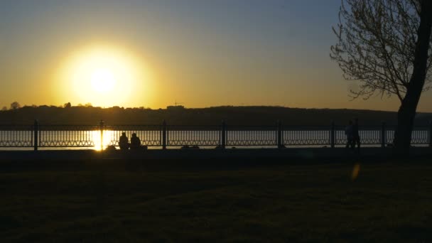 日落在码头和游泳池在 4k 的固定的期待 — 图库视频影像