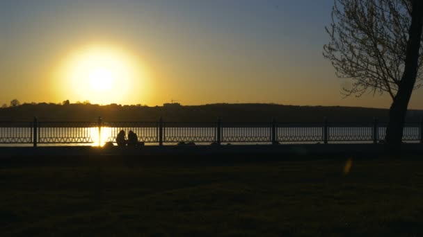 Vaste kijken van zonsondergang quay en zwembad in 4k — Stockvideo