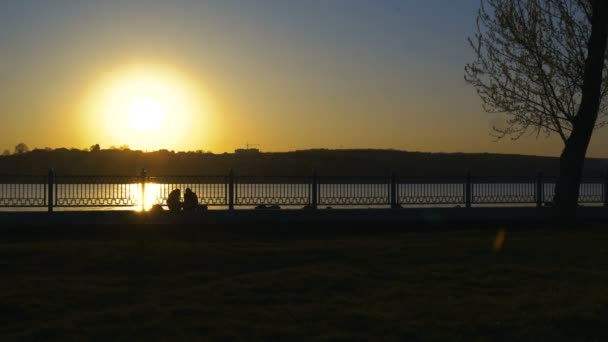 日落在码头和游泳池在 4k 的固定的期待 — 图库视频影像