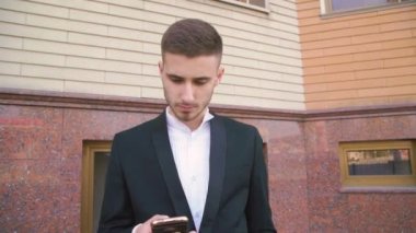 Yakışıklı adam, nöbette bakan ayarlar arama ve sokak 4 k telefonla konuşan
