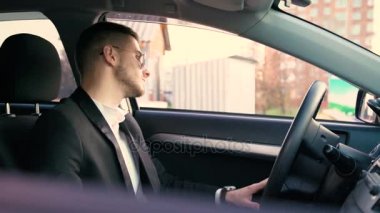 Oturma ve arabada 4 k izlerken seksi genç adam