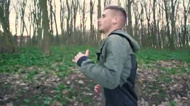 Joven irunning en un camino cerca del bosque 4K — Vídeo de stock