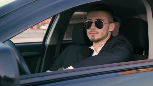 Sexy joven sentado y mirando en el coche 4K — Vídeos de Stock