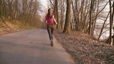 4 k deniz kenarında parkta koşan kız