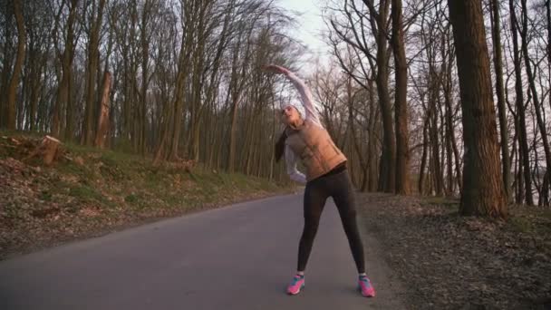 Девочка тренируется на природе в парке 4К — стоковое видео