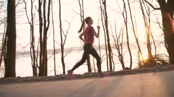 La chica corriendo en el parque cerca del mar 4K — Vídeo de stock