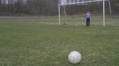Mutlu çocuklar 4 k stadyumda futbol oynamak