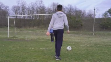 Mutlu çocuklar 4 k stadyumda futbol oynamak