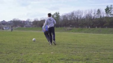 Mutlu çocuklar 4 k stadyumda futbol oynamak