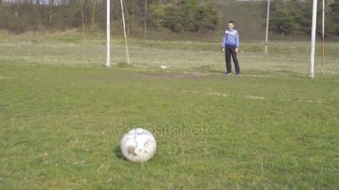 Mutlu çocuklar 4 k stadyumda futbol oynamak