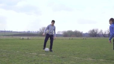 Mutlu çocuklar 4 k stadyumda futbol oynamak