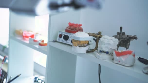 Zahnärztlicher Arbeitsplatz mit Modellen des menschlichen Kiefers in 4k — Stockvideo