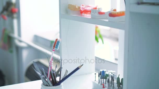Lugar de trabajo dental con modelos de mandíbulas humanas en 4K — Vídeos de Stock