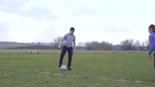 Niños felices juegan al fútbol en el estadio en 4K — Vídeo de stock