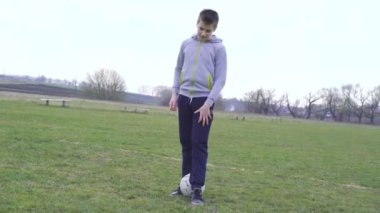 Mutlu çocuklar 4 k stadyumda futbol oynamak