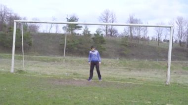 Mutlu çocuklar 4 k stadyumda futbol oynamak
