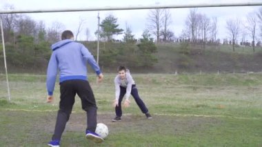 Mutlu çocuklar 4 k stadyumda futbol oynamak