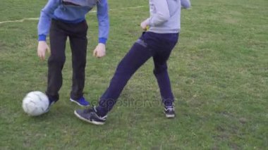 Mutlu çocuklar 4 k stadyumda futbol oynamak