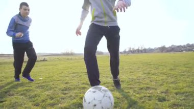 Futbol Stadı 4 k ile top oynarken iki mutlu çocuk