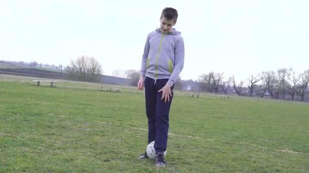 Niños felices juegan al fútbol en el estadio en 4K — Vídeo de stock