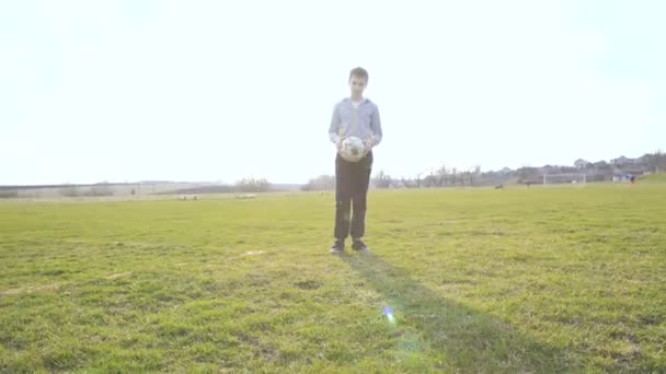 Gladlynt pojke kastar upp bollen på stadion i 4k — Stockvideo