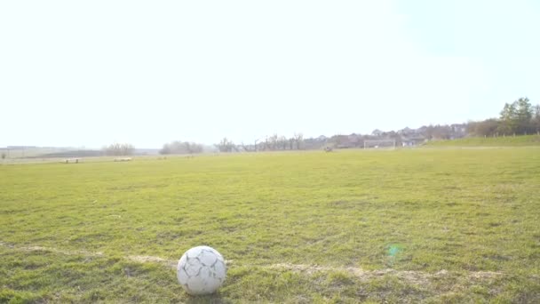 Двоє щасливих хлопчиків грають з м'ячем на футбольному стадіоні в 4K — стокове відео