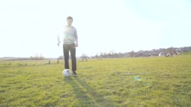 Futbol Stadı 4 k ile top oynarken iki mutlu çocuk