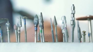 Arka planda bir çene modeli yapma dişçi diş aletleri