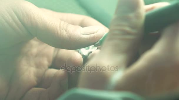 Close up van een tandtechnicus maken van gedeeltelijke keramische kroon in dental lab — Stockvideo
