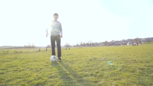 Två glada pojkar leker med boll på fotbollsstadion i 4k — Stockvideo