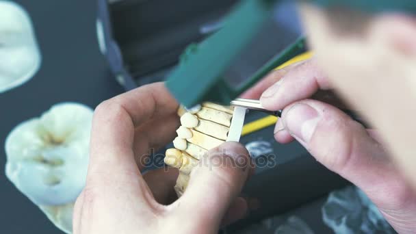 Técnico dental aplicando esmalte de cerámica a un molde hecho con máquina dental CNC — Vídeos de Stock