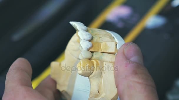 Técnico dental aplicando esmalte de cerámica a un molde hecho con máquina dental CNC — Vídeos de Stock