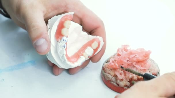 Primo piano della realizzazione di protesi umane con cera dentale — Video Stock