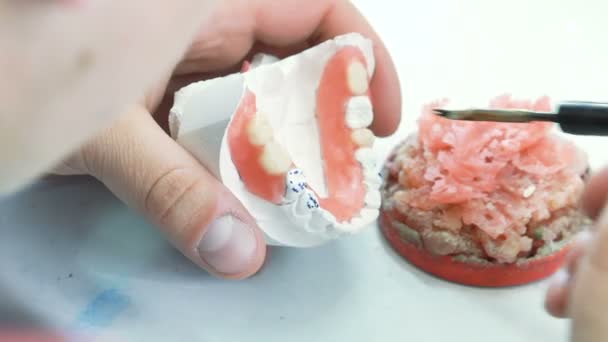 Крупним планом виготовлення людського протезу з зубним воском — стокове відео