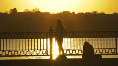 Erken bakmak göz kamaştırıcı Sunrise, gölde seyir kız silüeti