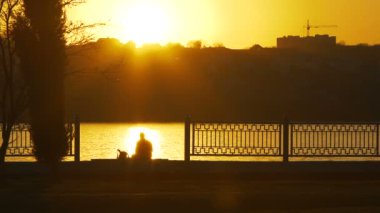 Gün batımı doğa arka plan üzerinde bir balıkçı silüeti