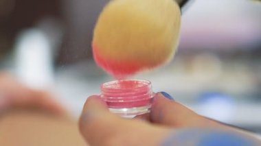 Peahens bodyart kız için oluşturma işlemi. Yavaş yavaş