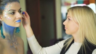 Karnaval için BodyArt makyaj ve halloween kız 4 k için makyaj sanatçısı