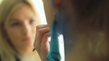 Makyaj sanatçısı BodyArt peahen Carnival ve Cadılar Bayramı için kız 4 k yapma