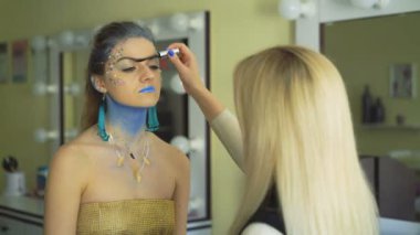 Makyaj sanatçısı BodyArt peahen Carnival ve Cadılar Bayramı için kız 4 k yapma