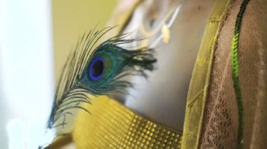 Peahens bodyart 4 k elinde eşarplı kız görünümünü