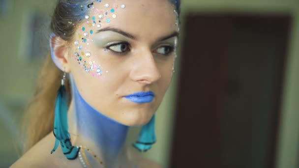 Bodyart макияж для карнавала и Хэллоуин для девушки в 4K — стоковое видео