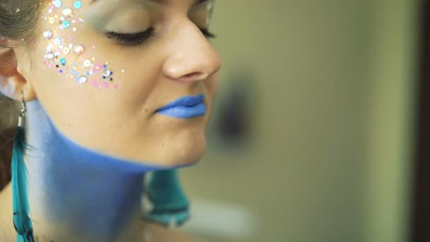 La ragazza con bodyart di peahen trucco per carnevale e Halloween 4K — Video Stock