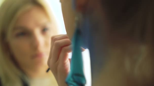 Maquilleuse faisant du bodyart de peahen pour carnaval et Halloween pour fille 4K 