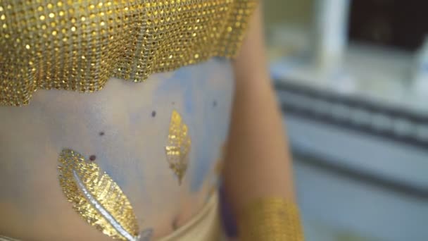 Maquiagem artista fazendo bodyart de peahen para o carnaval e halloween para a menina 4K — Vídeo de Stock