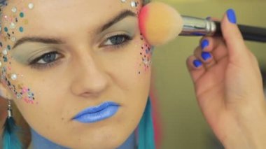 Peahens bodyart kız için oluşturma işlemi. Yavaş yavaş