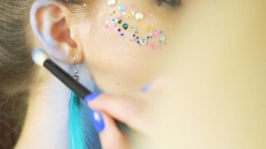 Peahens bodyart kız için oluşturma işlemi. Yavaş yavaş