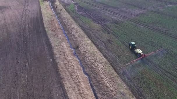 拖拉机的航拍镜头洒在 4k 化学品油菜田 — 图库视频影像